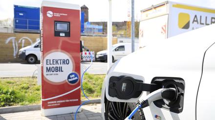 Ladesäule für E-Autos auf dem Parklplatz des Blu Schwimmbad in Potsdam
