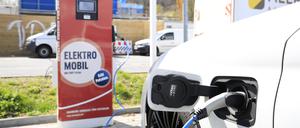 Ladesäule für E-Autos auf dem Parklplatz des Blu Schwimmbad in Potsdam