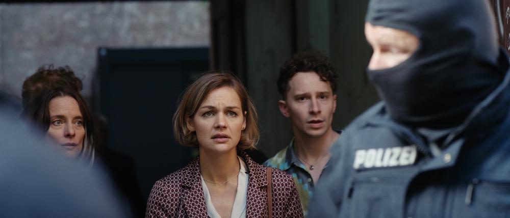 Eingesperrt im eigenen Hinterhof: Carolin (Anne Ratte-Polle), Henrike (Luise Heyer) und Eli (Jonathan Berlin) versuchen, mit der Polizei zu reden.