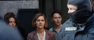 Eingesperrt im eigenen Hinterhof: Carolin (Anne Ratte-Polle), Henrike (Luise Heyer) und Eli (Jonathan Berlin) versuchen, mit der Polizei zu reden.