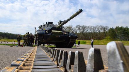 Ukrainische Soldaten arbeiten an einem Kampfpanzer vom Typ Leopard 1 A5. 