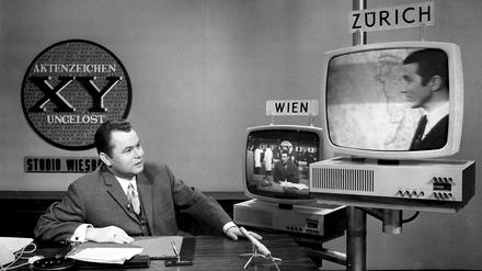 Eduard Zimmermann im Studio von „Aktenzeichen XY ungelöst“. Aus Zürich zugeschaltet Werner Vetterli.