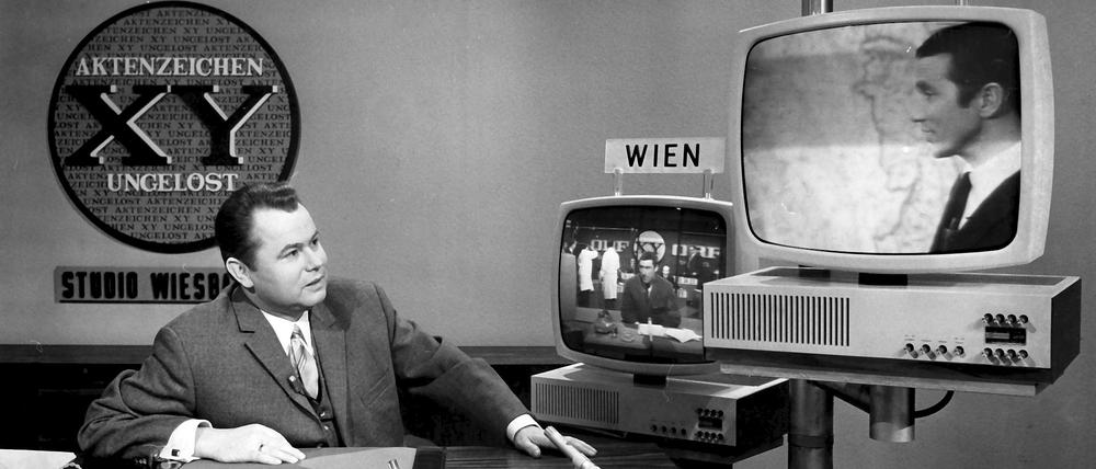 Eduard Zimmermann im Studio von „Aktenzeichen XY ungelöst“. Aus Zürich zugeschaltet Werner Vetterli.