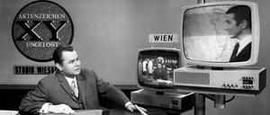 Eduard Zimmermann im Studio von „Aktenzeichen XY ungelöst“. Aus Zürich zugeschaltet Werner Vetterli.