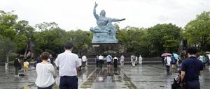 Einwohner Nagasakis beten im Friedenspark um 11.02 Uhr am 09. August.