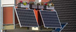 Solarmodule für ein sogenanntes Balkonkraftwerk hängen an einem Balkon. Die Installation wird vom Land Mecklenburg-Vorpommern mit bis zu 500 Euro je Anlage gefördert. Während die für Hausbesitzer reservierten Mittel ausgeschöpft sind, ist der Topf für Mieter noch gut gefüllt.