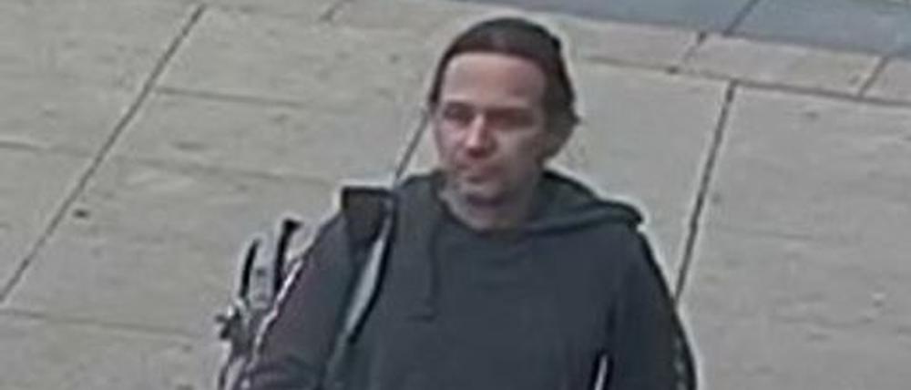 Nach einer Attacke auf einen Jugendlichen in Berlin-Mitte sucht die Polizei seit Mittwoch öffentlich mit einem Foto nach dem Tatverdächtigen. 