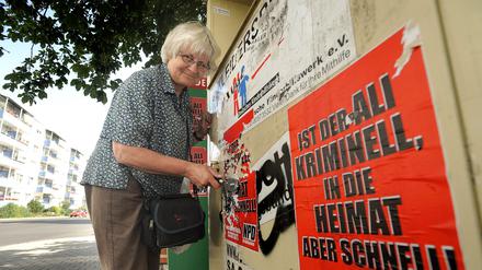 Seit fast 40 Jahren entfernt die Aktivistin aus Zehlendorf rechte Sticker, Plakate und Schmierereien.
