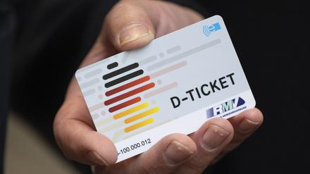Verbraucherschützer sehen erheblichen Nachbesserungsbedarf beim Deutschlandticket im Nah- und Regionalverkehr (Symbolbild).
