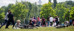 Menschen grillen und genießen das warme Wetter im Volkspark Friedrichshain.
