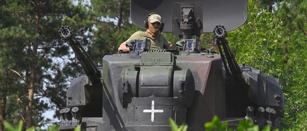 Ein Ukraine trainiert in der Nähe von Kiew an einem Flugabwehrpanzer vom Typ Gepard.