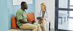 Die elektronische Patientenakte soll das Arzt-Patientengespräch zur Anamnese sicherer machen. 