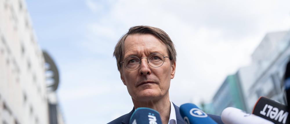 Bundesgesundheitsminister Karl Lauterbach informiert über die Planungen zum E-Rezept