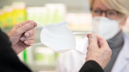 Die Masken gibt es gegen den Berechtigungsschein und zwei Euro Zuzahlung pro sechs Stück. 