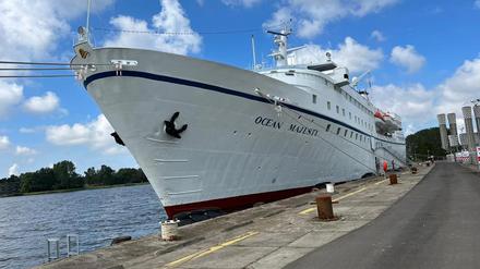 Das Kreuzfahrtschiff „Ocean Majesty“ liegt im Hafen. Dort sollen ab Ende August rund 300 Menschen vorübergehend wohnen. 