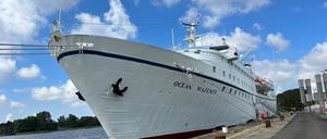Das Kreuzfahrtschiff „Ocean Majesty“ liegt im Hafen. Dort sollen ab Ende August rund 300 Menschen vorübergehend wohnen. 