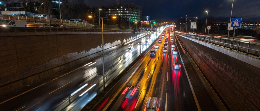 Straßenverkehr auf der Stadtautobahn Autobahn 100 in Berlin. (Symbolbild)