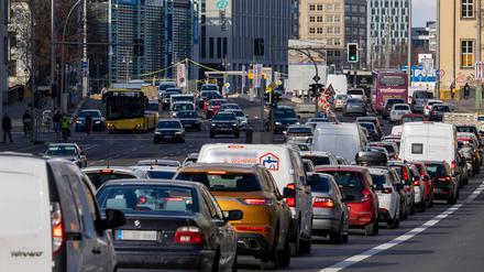 Lange Staus und stockender Verkehr in Berlin.