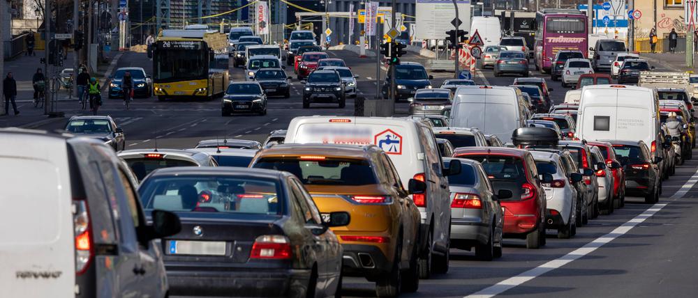 Lange Staus und stockender Verkehr im Stadtzentrum Berlin Mitte (Symbolbild).
