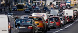 Lange Staus und stockender Verkehr im Stadtzentrum Berlin Mitte. 