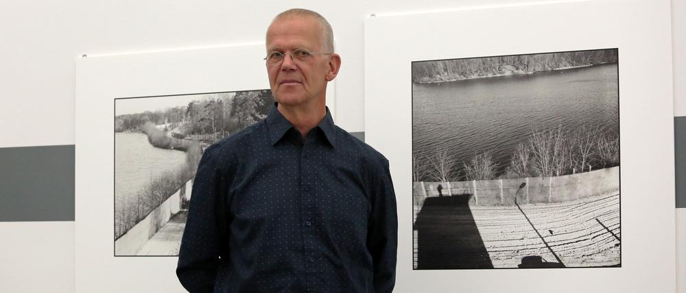 Der Bühnenbildner Matthias Kupfernagel in der Ausstellung seiner Fotografien im Potsdam Museum.