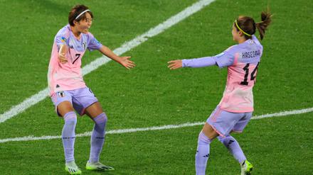 Japans Hinata Miyazawa (li.) traf bereits fünfmal bei dieser WM.