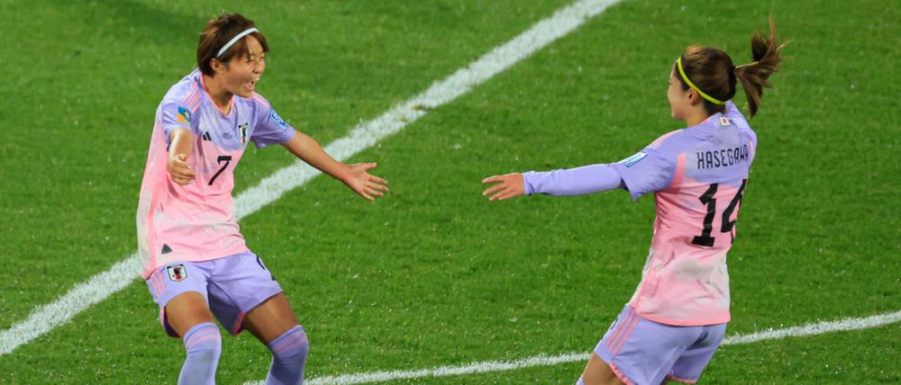 Japans Hinata Miyazawa (li.) traf bereits fünfmal bei dieser WM.