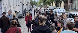 Vor dem Gebäude versammelten sich mehrere Hausbewohner und linke Aktivisten.