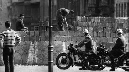 ARCHIV - 13.08.1961, Berlin: Arbeiter erhöhen die Sektorensperre an der Bernauer Straße in Berlin. Mit dem Bau am 13. August wurde vor 62 Jahren begonnen.     (zu dpa "Jahrestag des Mauerbaus: Stiftung beklagt Wissenslücken") Foto: dpa +++ dpa-Bildfunk +++