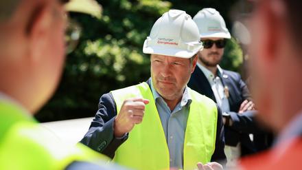 Robert Habeck (Bündnis 90/Die Grünen), Bundesminister für Wirtschaft und Klimaschutz, informiert sich bei einem Pressetermin zur Fertigstellung einer Wind-zu-Wärme-Anlage (Power-to-Heat-Anlage) auf dem Gelände des Heizkraftwerks Wedel. Die neue Power-to-Heat-Anlage, die Windstrom in grüne Fernwärme umwandelt, funktioniert nach dem Prinzip eines Wasserkochers und zählt mit ihren 80 Megawatt Leistung nach Angaben der Hamburger Energiewerke zu den größten Deutschlands. +++ dpa-Bildfunk +++