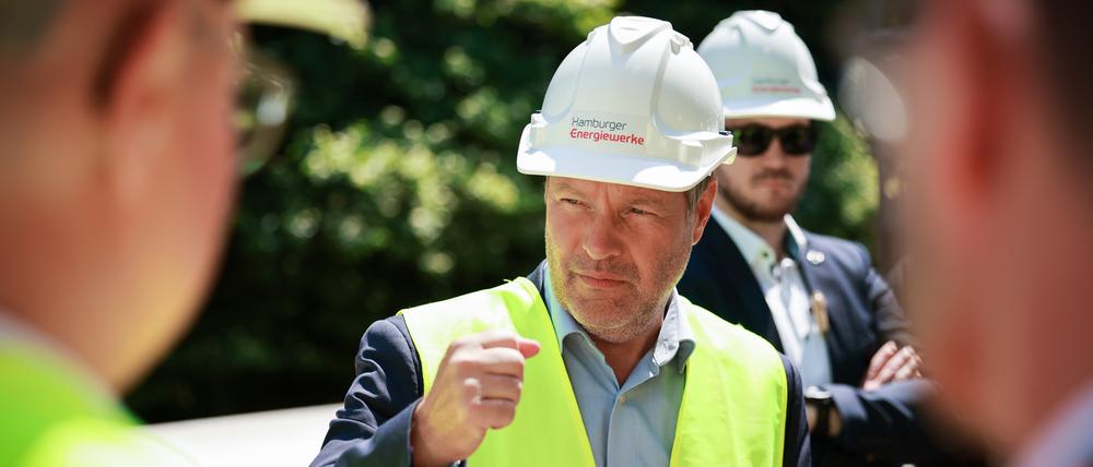 Wirtschaftsminister Robert Habeck (Bündnis 90/Die Grünen) informiert sich bei einem Pressetermin zur Fertigstellung einer Wind-zu-Wärme-Anlage in Schleswig-Holstein. Die Anlage wandelt Windstrom in grüne Fernwärme um und funktioniert nach dem Prinzip eines Wasserkochers. 