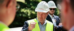 Robert Habeck (Bündnis 90/Die Grünen), Bundesminister für Wirtschaft und Klimaschutz, informiert sich bei einem Pressetermin zur Fertigstellung einer Wind-zu-Wärme-Anlage (Power-to-Heat-Anlage) auf dem Gelände des Heizkraftwerks Wedel. Die neue Power-to-Heat-Anlage, die Windstrom in grüne Fernwärme umwandelt, funktioniert nach dem Prinzip eines Wasserkochers und zählt mit ihren 80 Megawatt Leistung nach Angaben der Hamburger Energiewerke zu den größten Deutschlands. +++ dpa-Bildfunk +++
