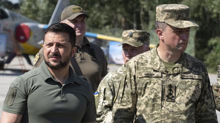 Wolodymyr Selenskyj (l), Präsident der Ukraine, betrachtet eine Ausstellung von Raketenabwehrwaffen mit Mykola Oleschtschuk (r), Chef der ukrainischen Luftwaffe.