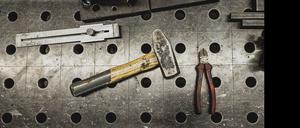 Werkzeug liegt auf einer Arbeitsplatte, aufgenommen in einer Schmiede in Klitten, 14.04.2023. Klitten Deutschland *** Tool lies on a work surface, taken in a forge in Klitten, 14 04 2023 Klitten Germany Copyright: xFlorianxGaertner/photothek.dex