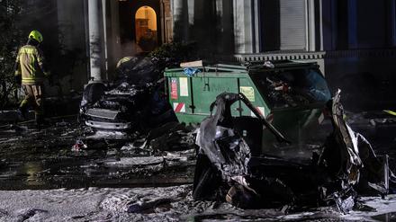 Ausgebrannte Autowracks liegen nach einem Horror-Crash am Treptower Park. Der Fahrer überlebte als einziger den Unfall und wurde am 11.03.2022 vom Landgericht Berlin wegen eines verbotenen Kraftfahrzeugrennens mit Todesfolge und vorsätzlicher Gefährdung des Straßenverkehrs zu fünf Jahren Haft verurteilt. 