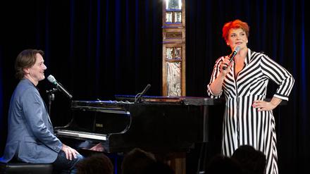 Sie können es einfach. Entertainerin Gayle Tufts und Pianist Rainer Bielfeldt in der Bar jeder Vernunft.