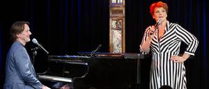 Sie können es einfach. Entertainerin Gayle Tufts und Pianist Rainer Bielfeldt in der Bar jeder Vernunft.