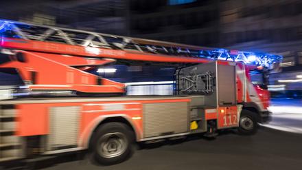 Drehleiter der Berliner Feuerwehr beim Ausrücken aus der Feuerwache.