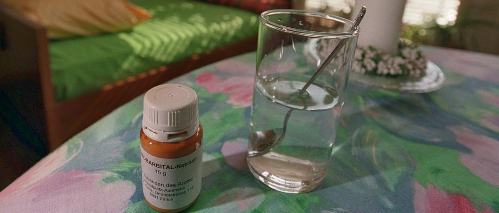 Das Betäubungsmittel Natrium-Pentobarbital und ein Glas Wasser stehen in einem Zimmer von Dignitas in Zürich (Archivfoto von 2003). 