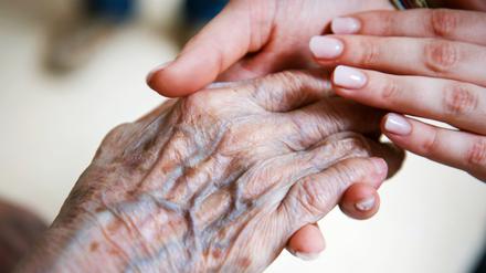 Der Pflegenotstand macht sich nicht nur in Krankenhäusern bemerkbar.