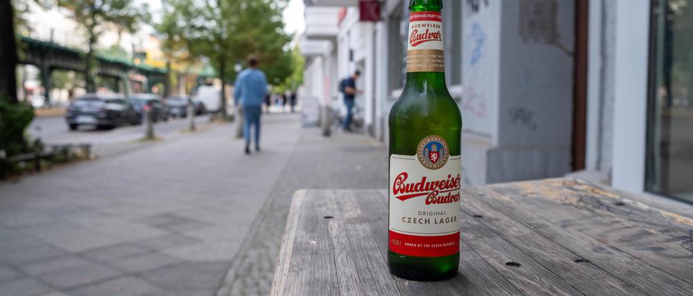 Eine Flasche Bier steht auf einem Tisch vor einem Späti in Berlin.