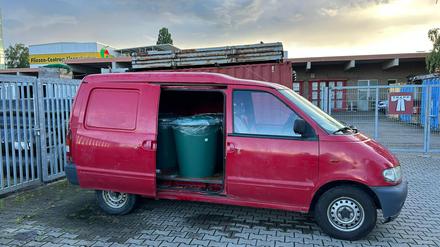 Berlin: Der Fahrer eines Kleintransporters soll drei Regentonnen mit knapp 510 Liter Diesel betankt haben. Der Mann habe die Tonnen ungesichert und nur mit losen Deckeln und Frischhaltefolie bedeckt auf die Ladefläche gestellt, teilte die Polizei Berlin mit.