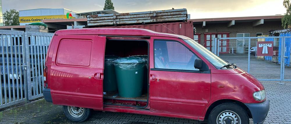 Berlin: Der Fahrer eines Kleintransporters soll drei Regentonnen mit knapp 510 Liter Diesel betankt haben. Der Mann habe die Tonnen ungesichert und nur mit losen Deckeln und Frischhaltefolie bedeckt auf die Ladefläche gestellt, teilte die Polizei Berlin mit.