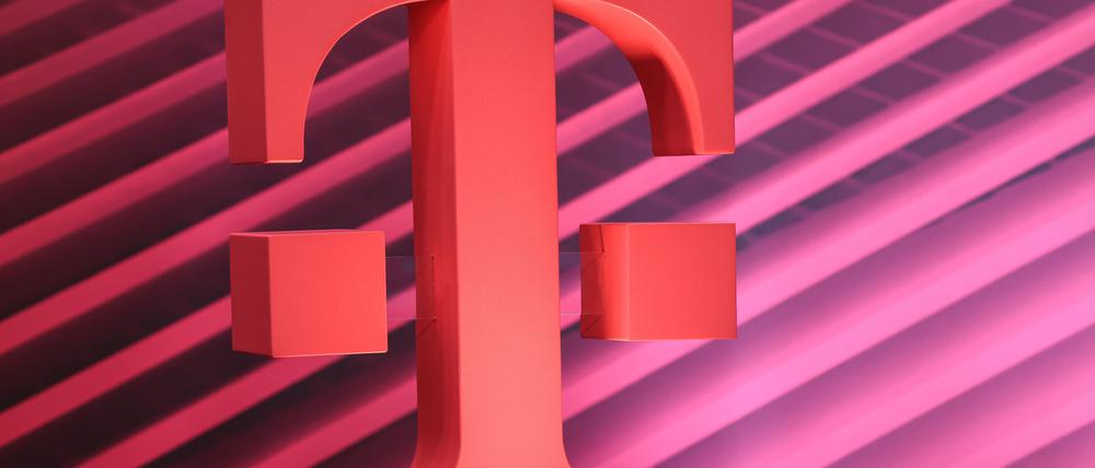 ARCHIV - 22.02.2023, Nordrhein-Westfalen, Bonn: Das Logo der der Deutschen Telekom steht auf der Bühne der Bilanzpressekonferenz. Die Deutsche Telekom gibt am 10.08.2023 Zahlen für das 2. Quartal bekannt. Foto: Oliver Berg/dpa +++ dpa-Bildfunk +++