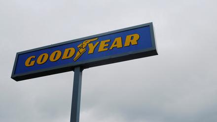 Ein Goodyear-Schild. 