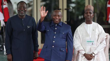 Auch die Präsidenten von Burundi und Mauretanien, die keine Ecowas-Mitglieder sind, nehmen auf deren Einladung an dem Treffen teil.