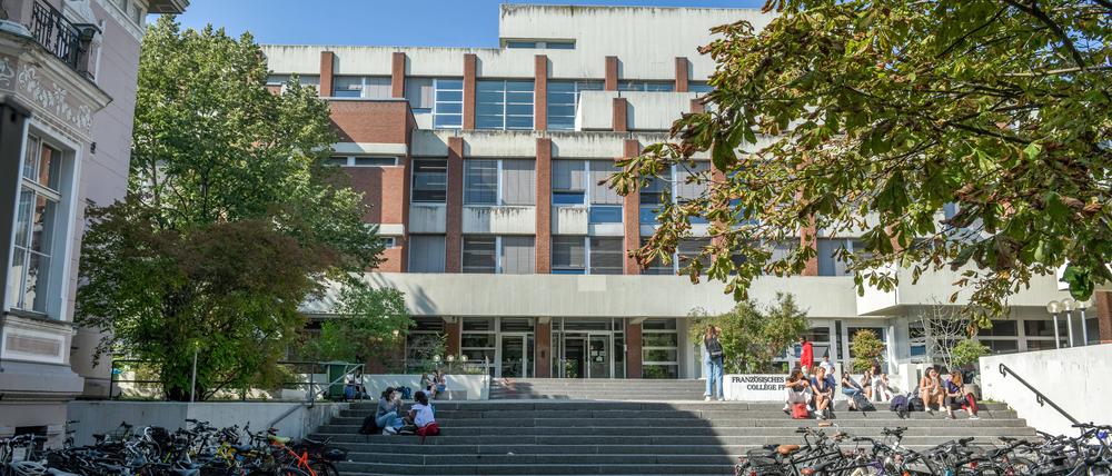 Das Französische Gymnasium wird von der Französischen Botschaft und der Bildungsverwaltung gemeinsam geführt. 