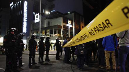 Polizisten stehen Wache vor dem Krankenhaus, in das der Präsidentschaftskandidat Fernando Villavicencio eingeliefert wurde, nachdem er bei einer Kundgebung in Quito angeschossen worden war, am 9. August 2023.