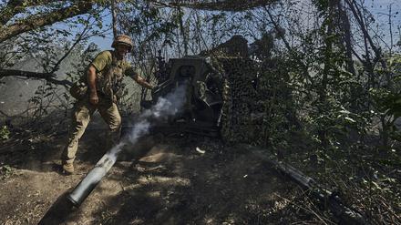 Ein ukrainischer Soldat der 31. Brigade feuert eine D-30-Kanone auf russische Stellungen an der Frontlinie. 