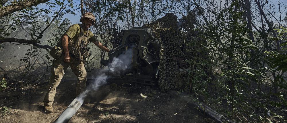 Ein ukrainischer Soldat der 31. Brigade feuert eine D-30-Kanone auf russische Stellungen an der Frontlinie.